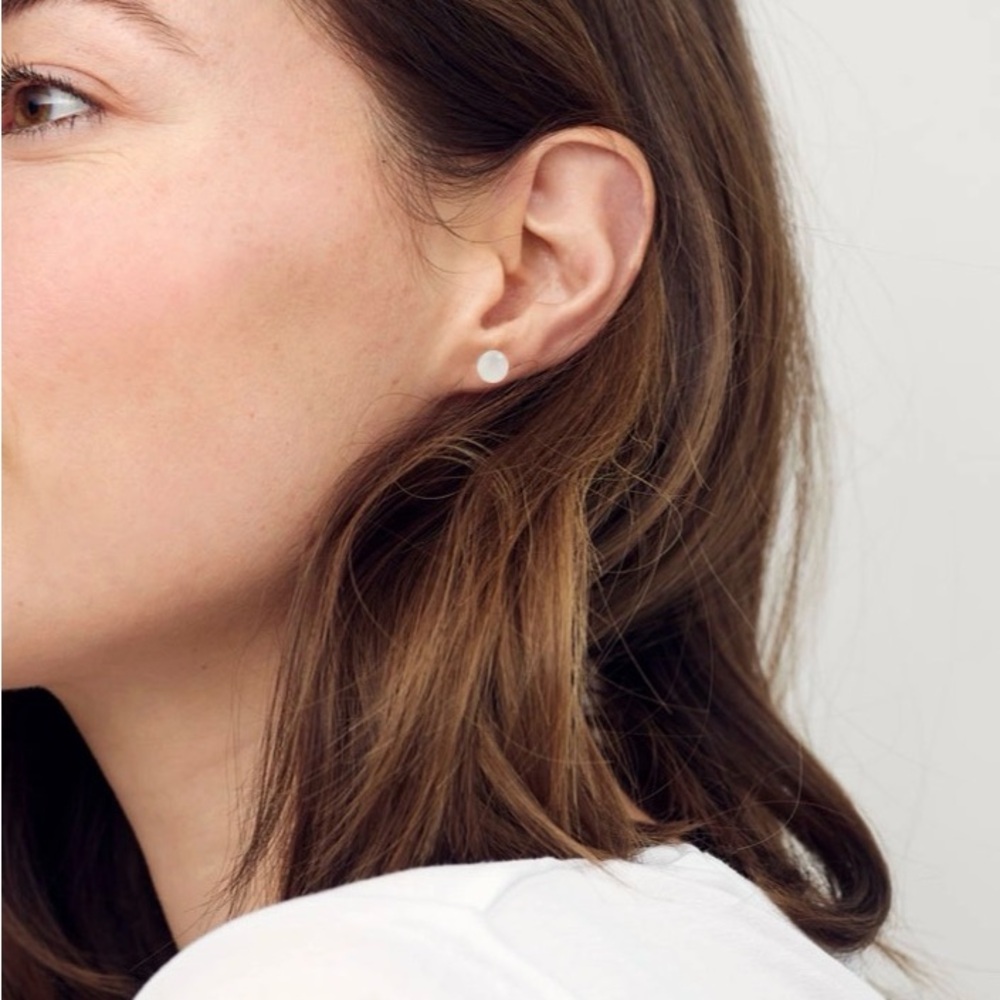 14k Karat Yellow Gold Genuine White Cultured Freshwater Pearl Stud Earrings 7mm - Picture 3 of 4